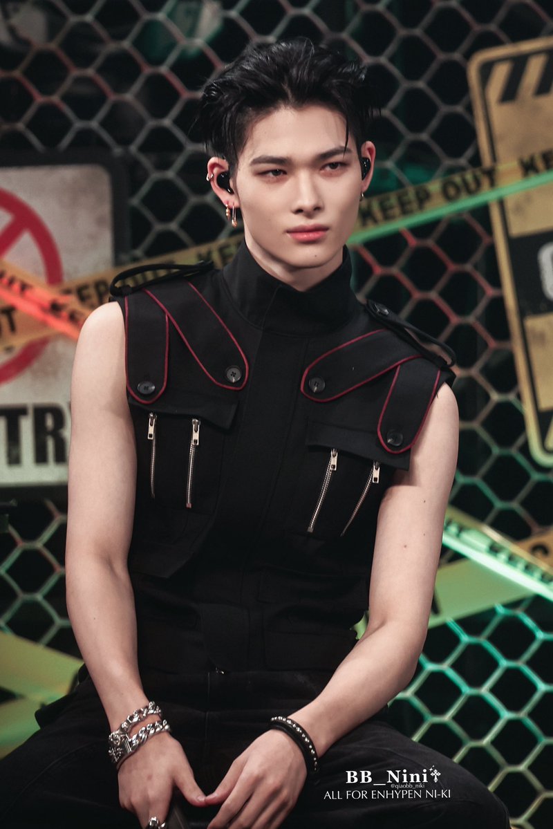 enhaonly10's tweet photo. whoever styled Ni-ki like this, may you have good fortune all your life and may your pillow be comfy and cool for good sleep every night https://t.co/NuOkTBNd1A