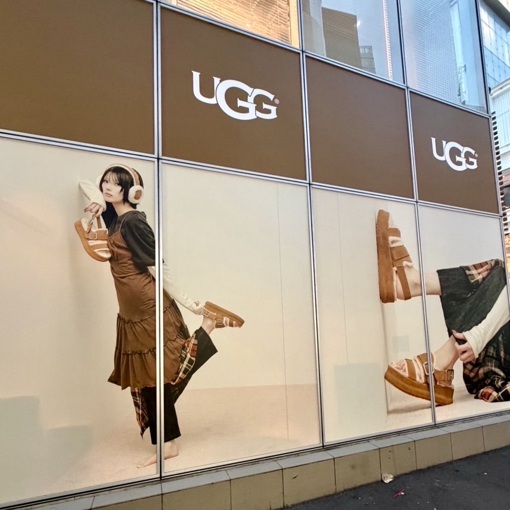 sakurazaka46's tweet photo. 「UGG」のA/Wキャンペーンモデルを務める
#藤吉夏鈴 が、
#UGG原宿 に掲載されております📸✨
 
🗓️9月16日(水)まで
📍UGG原宿 こと UGG Tokyo Flagship Storeの外壁
 
ぜひチェックしてください🌸
#櫻坂46
#UGG #UGGサンダル
@UGGJapan https://t.co/AwaTnHsRlZ