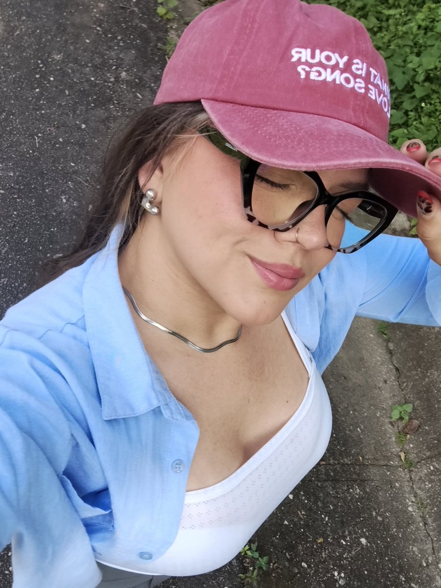 thlisaces1982Qu's tweet photo. ¿Cuál es tu canción de amor? Aunque haya días oscuros y tristes, siempre puedes hacer esa llamada que despeje tu cielo. No dudes de quién eres: en algún lugar del mundo, alguien correrá hacia el sol por ti. https://t.co/T3kwzKgzoZ