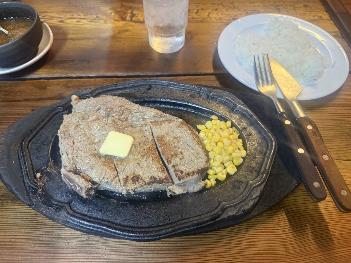 lovemonja014's tweet photo. 夏休み開始🌻
今回は休みを分散してとるので連休としては短いけど休みだわっしょい🙌

肉欲🍖！！！！！

ステーキ食べたいねって

リベラ目黒店いってきたー

私は1ポンドステーキ
坊やは横綱ステーキ(640g)

噛みごたえのあるステーキにコーンスープ美味しかったです🤤
1ポンド普通にいけた笑 https://t.co/jyd4HOTq3q