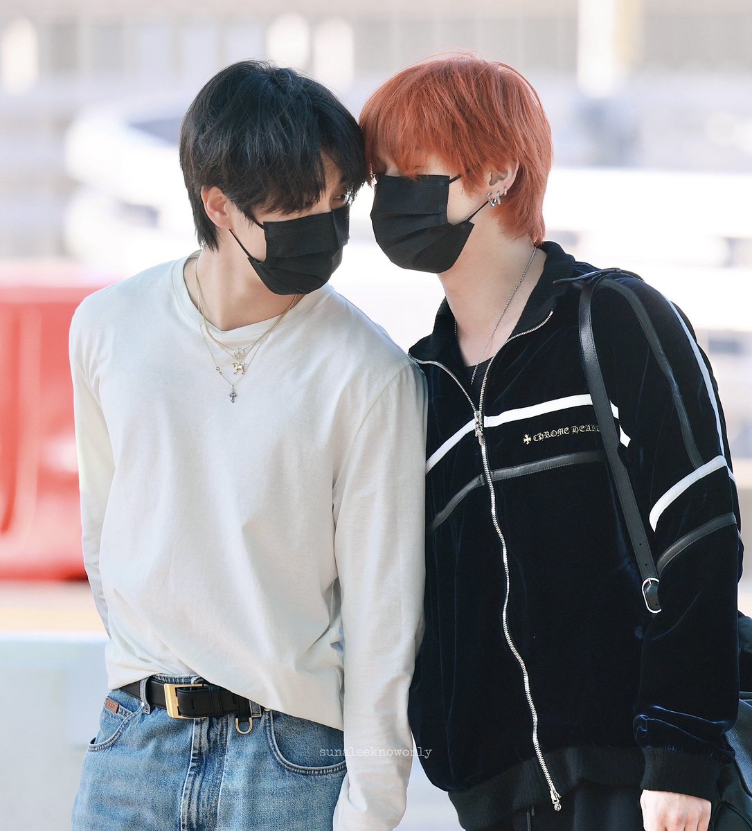 Gusstaxt's tweet photo. a cena mais gay dos minsung sempre é a próxima, amo esse casal no aeroporto https://t.co/nVBbHHH6AT