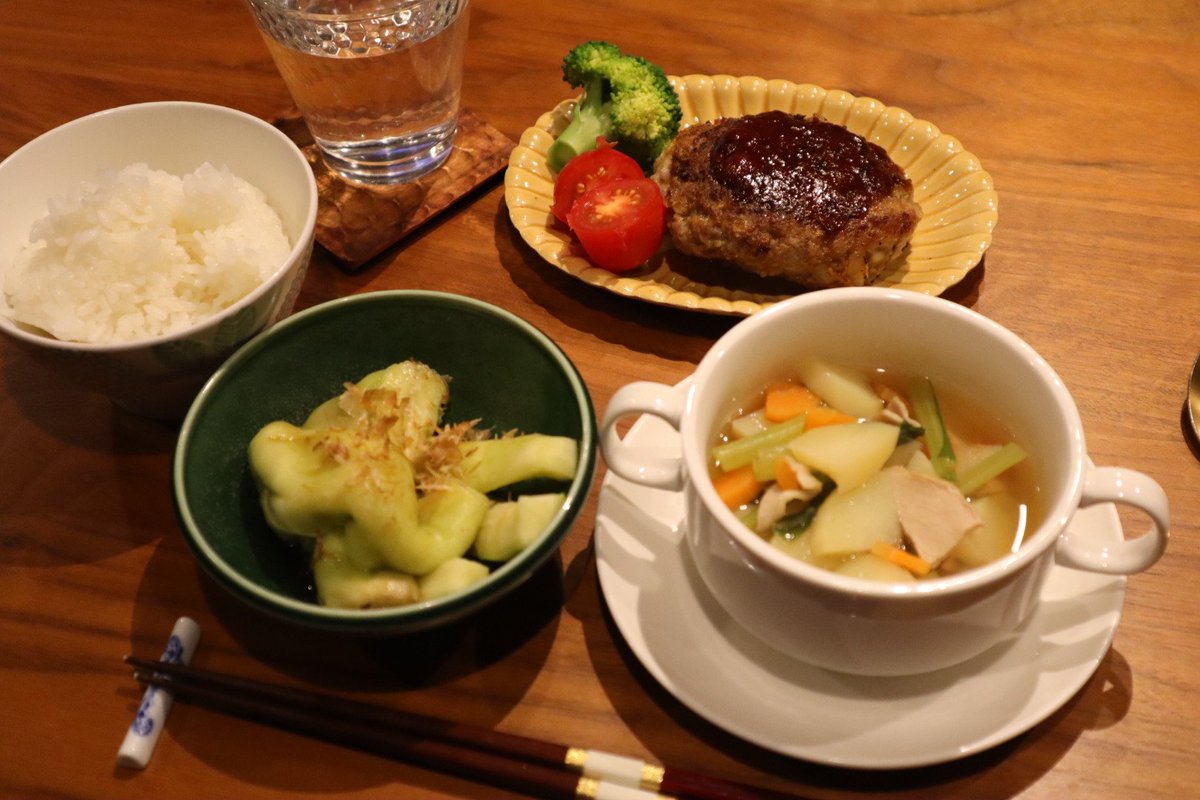 PIRI_241's tweet photo. 今日の晩ごはんは、ハンバーグ、ハムと根菜の和風スープ、焼きナスポン酢あえを食べました🍆
#おうちごはん https://t.co/NrnGJdxqYD