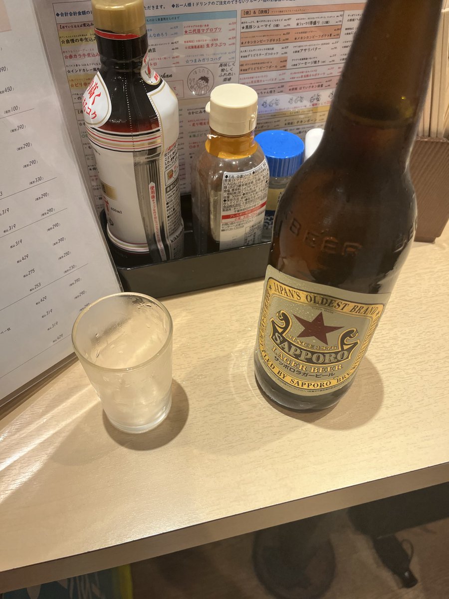 tousi02's tweet photo. 二件目は、英国のビールもいいけどやっぱり日本のビールも飲みたいなとなり、「ふれあい酒場 ほていちゃん」へ。こちらのお店も東京・千葉を中心としたチェーン店で、立ち席なら赤星大瓶がなんと440円（税別）で飲めます。男は黙ってサッポロビール　やはり赤星しか勝たん！ https://t.co/0ZszPJcDpE