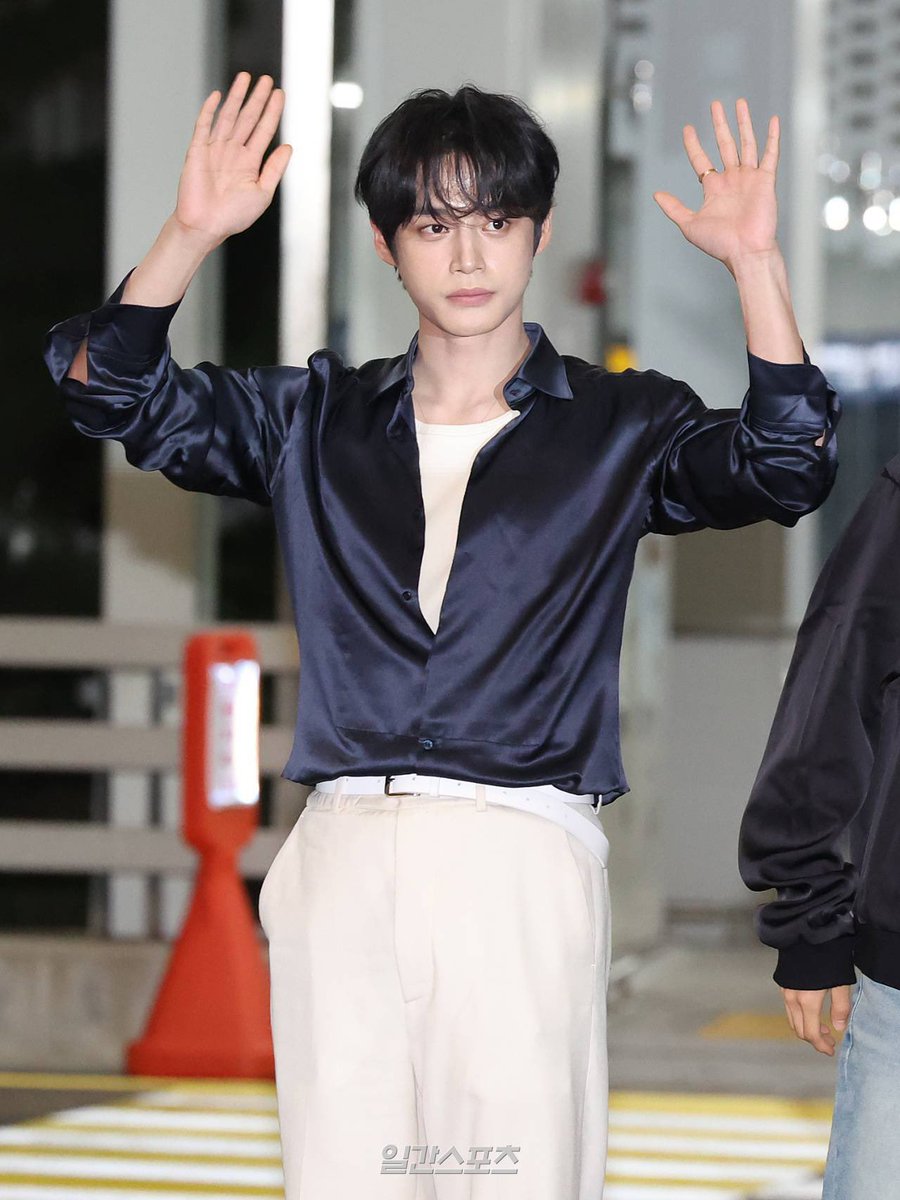 GLOBAL_ZB1's tweet photo. [📰] 260904 Articles #KIMJIWOONG Cast as Lead in ‘Siren,’ a Multi-Format Investigation Buddy Drama; to Play Third-Generation Chaebol Police Academy Student Doyoon, with Filming Set to Begin Soon

ZEROBASEONE’s Kim Jiwoong is set to star in the investigation buddy drama Siren.

“Casting is expected to be finalized soon, with filming set to begin shortly.”

An entertainment industry insider told JTBC Entertainment News on the 4th, “Kim Jiwoong has been cast as the lead in Siren and is preparing to begin filming.”

Siren is a project planned as a multi-format production spanning film, mid-form, and short-form content. It is an investigation buddy drama centered around a third-generation chaebol police academy student and an elite police officer from an ordinary background. Kim Jiwoong will play Doyoon, a third-generation chaebol and police academy student.

Kim Jiwoong made his acting debut in the 2021 web drama The Sweet Blood and has continued his acting career steadily since then. After beginning his activities with ZEROBASEONE, he focused more on group activities, making a special appearance last year in JTBC’s drama Waiting for Gyeongdo.

As Kim Jiwoong returns to acting after a long hiatus and takes on the lead role of a third-generation chaebol police academy student with a substantial amount of screen time, attention is focused on what he will bring to the role. He is expected to showcase a new side of himself as actor Kim Jiwoong, rather than as ZEROBASEONE’s Kim Jiwoong.

🔗 https://t.co/0mkC0Dyvz9

#김지웅 #ZEROBASEONE #제로베이스원