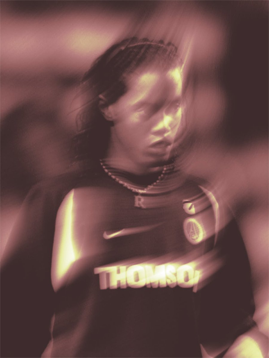 Ezekielctpw's tweet photo. Ronaldinho at PSG 🇫🇷 https://t.co/pJ96g7bVAv