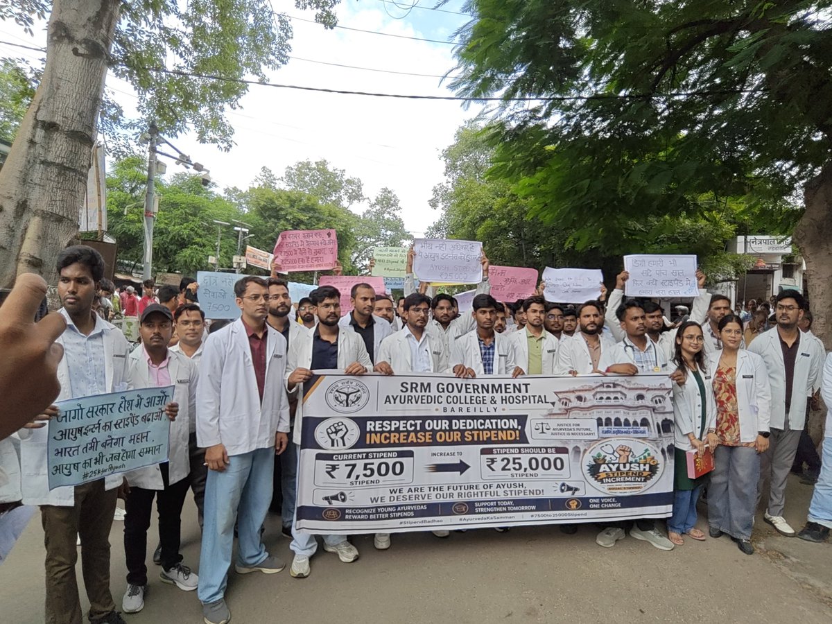 Manjeet33962911's tweet photo. ₹7500 में किराया, बिजली, खाना नहीं चलता। हम इंटर्न डॉक्टर्स हैं, भिखारी नहीं। ₹25,000 स्टाइपेंड हमारी गरिमा है। जल्द करें! @PragyaLive @TheNewspinch @JagranNews @CMOfficeUP #25kforAYUSH #hikeAYUSHstipend #AYUSHInternsUP https://t.co/FjpqEYJ686