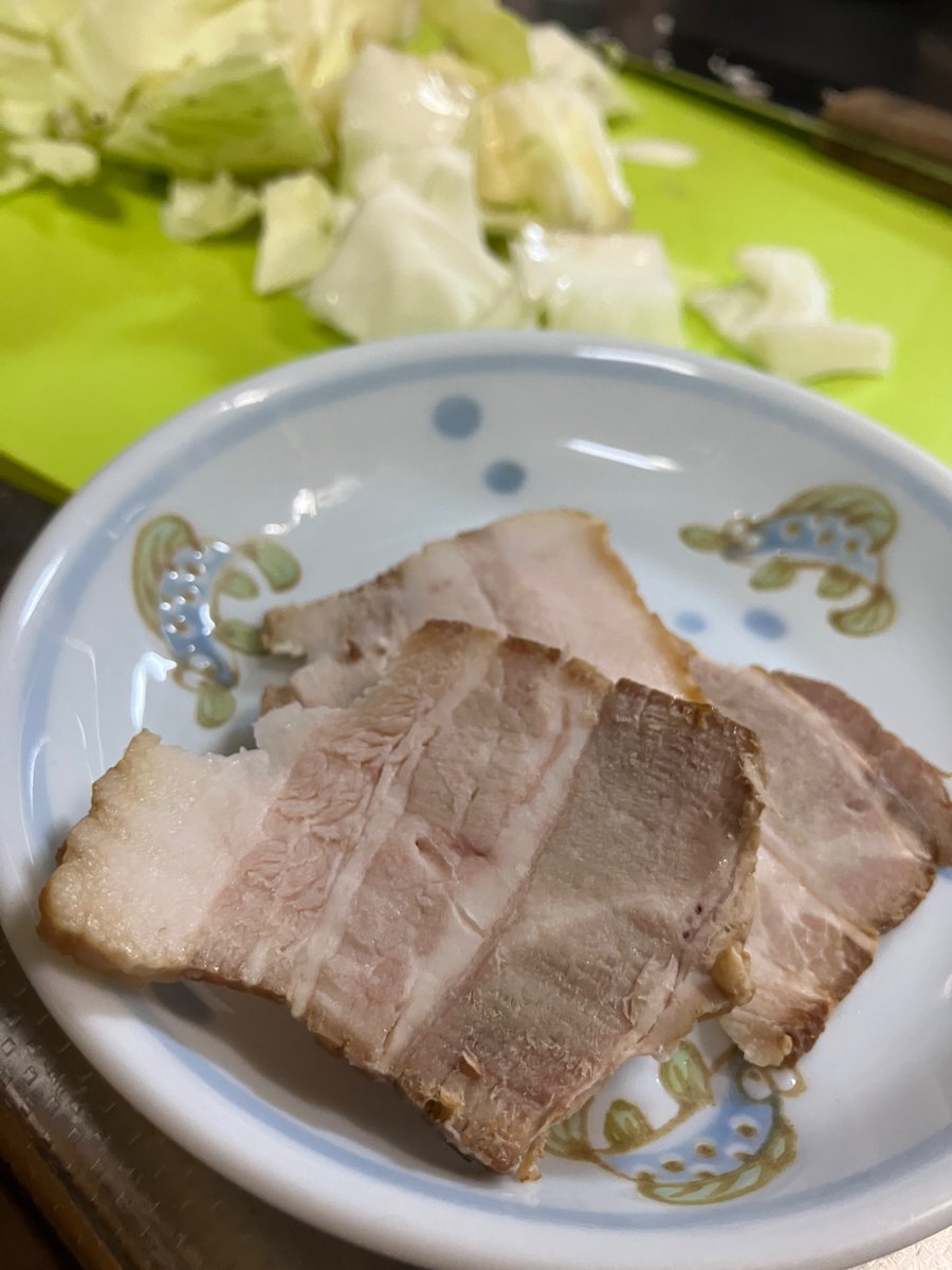 suzuya_ff14's tweet photo. 小腹が空いたので先日の焼豚を摘みながらお夕飯作り https://t.co/F0VztWkxzI
