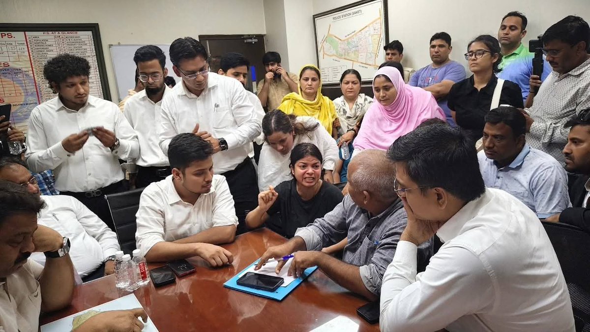 AiyfBanka's tweet photo. महिला पत्रकारों के साथ पुलिस हिंसा की AIYF ने की कड़ी निंदा, दोषी पुलिसकर्मियों पर कार्रवाई की मांग
साकेत पुलिस स्टेशन में महिला पत्रकार शाहीन खान और नफीसा खान के साथ कथित मारपीट एवं दुर्व्यवहार की घटना की ऑल इंडिया यूथ फेडरेशन (AIYF) ने कड़ी निंदा की है। https://t.co/KuLGyxSRJC