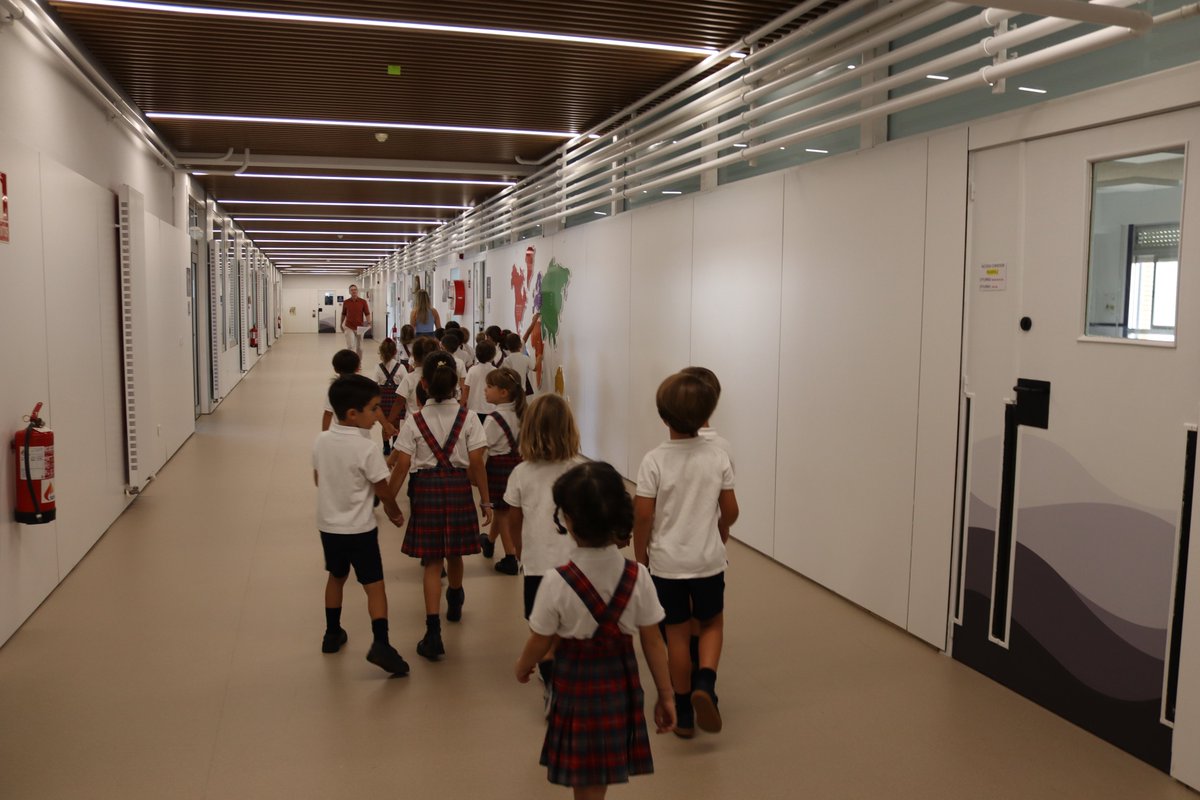 sancernin's tweet photo. Estamos felices de volver a veros, de reencontrarnos y llenar las aulas y los pasillos con vuestras voces, risas, carreras y alegría. ¡Bienvenidos!
¡Feliz inicio de curso!
#colegiosancernin #iniciodecurso https://t.co/gPRMY7n7gE