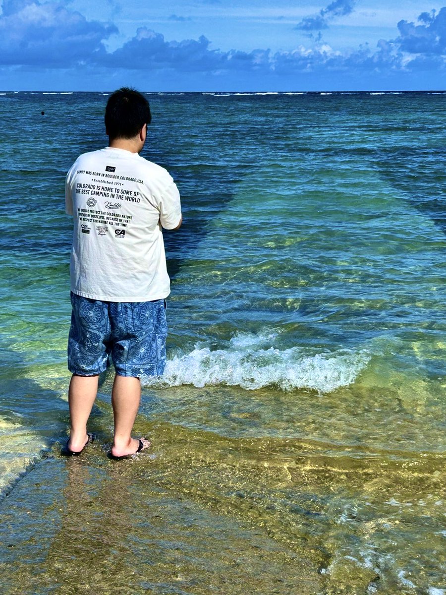 gaku7bridge's tweet photo. 最近ウクの浜に行ってきました
真ん中に歩ける場所が
千と千尋の海の上の線路みたい☺️
ちなみにこの時どうにかモーセ十戒のように海を割って魚が取れないか考えてます
波でズボンがビッチョビチョになってるのも気が付かないで🤣笑
#沖縄　#うるま市　#宮城島 https://t.co/pZ6wDrQA9M