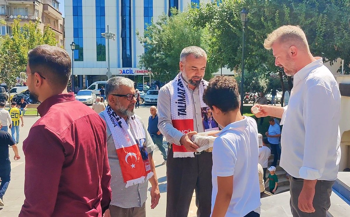 FurkanDerGzntp's tweet photo. Gaziantep Furkan Hareketi olarak Cuma namazı çıkışında; Alparslan Kuytul Hocaefendi, Semra Kuytul Hocahanım ve haksız bir şekilde tutuklu bulunnan kardeşlerimiz için halkımıza lokum dağıtarak dua talebinde bulunduk.

Dualarımızın kabulüyle, Rabbimiz tüm kardeşlerimize en kısa zamanda özgürlük nasip eylesin.

#HayırlıCumalar
AlparslanHocaya Özgürlük SemraHocaya Özgürlük FurkanHareketi Tertemizdir