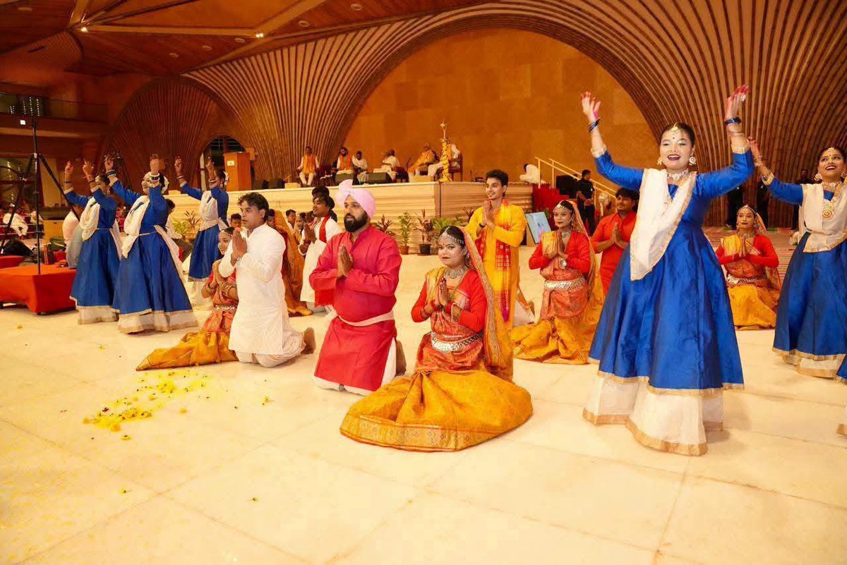 RatneshKBJP's tweet photo. बेंगलुरु स्थित आर्ट ऑफ लिविंग के पावन प्रांगण में पूज्य गुरुदेव श्री श्री रविशंकर जी एवं माननीय मुख्यमंत्री श्री @samrat4bjp जी की गरिमामयी उपस्थिति में आयोजित ‘बिहार महोत्सव-2026’ में शामिल हुआ.

बिहार की समृद्ध सांस्कृतिक विरासत, गौरवशाली इतिहास और विविध लोक परंपराओं को कर्नाटक की धरती पर प्रदर्शित करता यह महोत्सव हमारी सांस्कृतिक पहचान और बिहार की अनुपम विरासत को देशभर में और अधिक व्यापकता प्रदान करने का महत्वपूर्ण माध्यम है।
@ArtofLiving @ArtofLivingIC