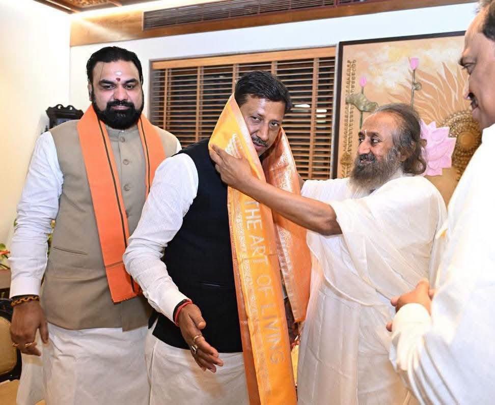 RatneshKBJP's tweet photo. बेंगलुरु स्थित आर्ट ऑफ लिविंग के पावन प्रांगण में पूज्य गुरुदेव श्री श्री रविशंकर जी एवं माननीय मुख्यमंत्री श्री @samrat4bjp जी की गरिमामयी उपस्थिति में आयोजित ‘बिहार महोत्सव-2026’ में शामिल हुआ.

बिहार की समृद्ध सांस्कृतिक विरासत, गौरवशाली इतिहास और विविध लोक परंपराओं को कर्नाटक की धरती पर प्रदर्शित करता यह महोत्सव हमारी सांस्कृतिक पहचान और बिहार की अनुपम विरासत को देशभर में और अधिक व्यापकता प्रदान करने का महत्वपूर्ण माध्यम है।
@ArtofLiving @ArtofLivingIC