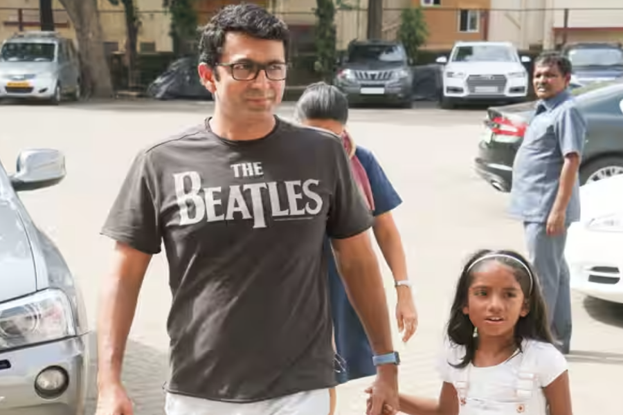 BollywoodH's tweet photo. #KunalKohli Celebrates #Daughter Radha's Sweet 16th With A Heartwarming #Birthday Video
https://t.co/a5656YfWa6 https://t.co/szuXRXKCd6
