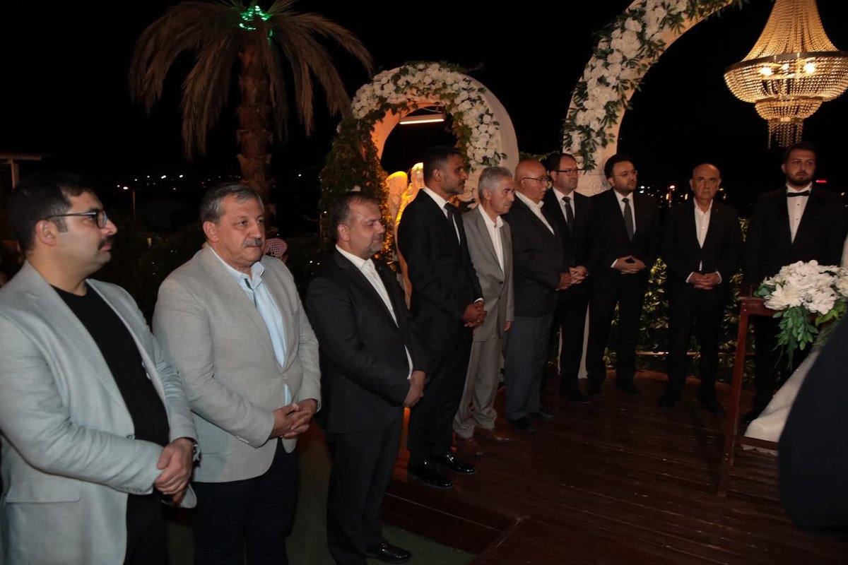 SDemirTR's tweet photo. TEŞEKKÜR 

Düğünümüze teşrif eden, genç çiftimizin nikah şahitliğini yaparak bizleri onurlandıran başta önceki dönem Tarım ve Orman Bakanımız, TBMM Tarım, Orman ve Köyişleri Komisyonu Başkanı ve Kahramanmaraş Milletvekili Prof. Dr. Vahit Kirişçi olmak üzere, Kahramanmaraş Milletvekillerimize, Yüksek yargı organları mensuplarımıza, tüm Dernekler, Vakıf ve , Sendika ve tüm Sinn benli Toplum Kuruluşu temsilcilerine, kurum ve kuruluşlarımızın değerli yönetici ve çalışanlarına, bürokratlarımıza, akademisyen hocalarımıza, meslektaşlarımıza, basınımızın kıymetli mensuplarına, il dışından düğünümüze katılan misafirlerimize, ayrıca mesaj ve telefonla bizleri arayarak tebrik mesajlarını ileten, dualarını eksik etmeyen, mutluluğumuzu paylaşan tüm dostlarımıza, akrabalarımıza, kıymetli eşim Meral hanım, şahsım ve ailemle birlikte düğünümüze ev sahipliği yapan kıymetli kardeşlerim, Sn. Gökalp Gedikbaşı, Sn. Cihan Nişancı, Sn. Dr. Aziz Kömürcü, Sn. Harun Demir beylere en içten teşekkürlerimizi sunarız. Allah razı olsun. İyiki varsınız, Selam ve Saygılarımızla
