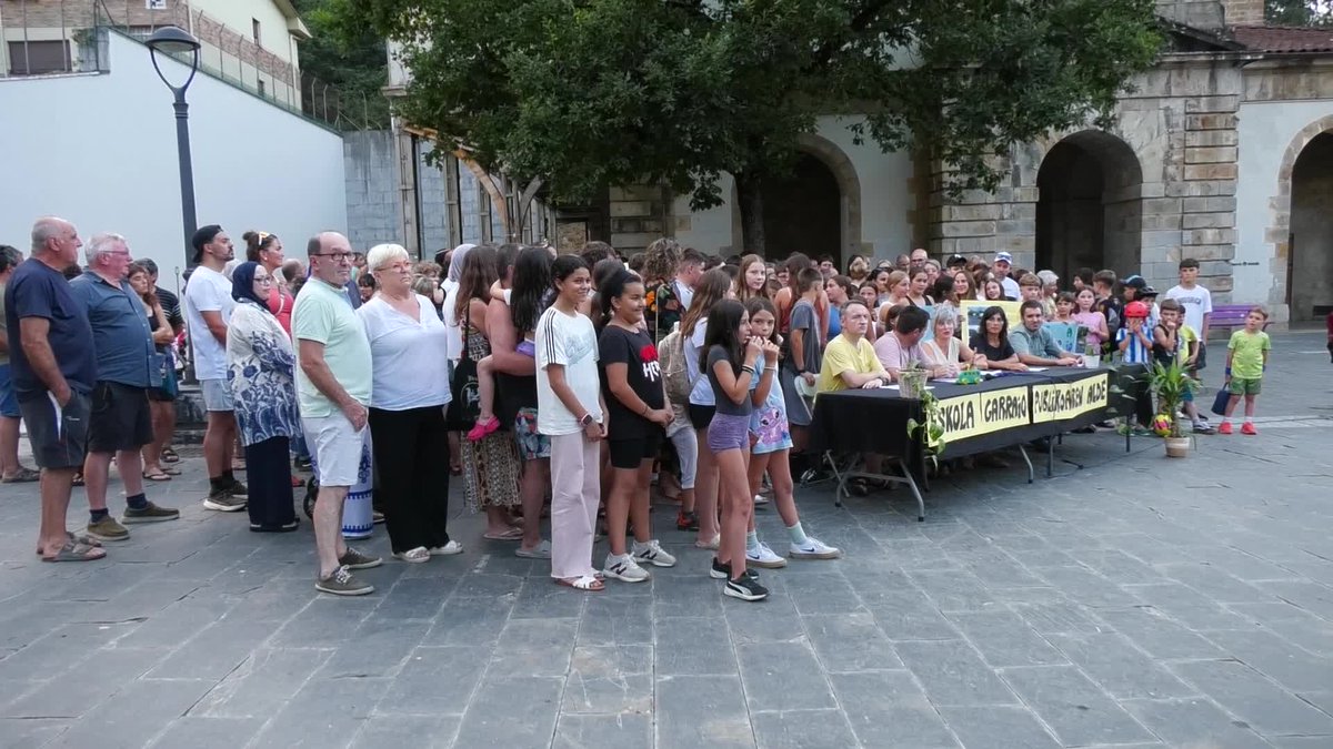 GITBinfo's tweet photo. Zaldibiako DBH 3 eta 4ko ikasleek insitututik itzultzeko bakarrik izango dute eskola garraioa.
Joanekoan garraio publiko erregularrean denentzako leku egokirik ez badago planto egingo dutela adierazi dute gurasoek.

👉https://t.co/bI5KHCfQoY

#hezkuntza #zaldibia https://t.co/rZUPlti5K1