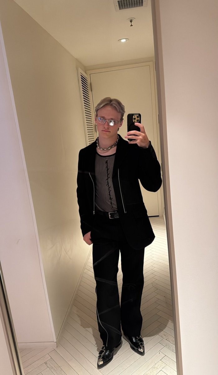 bluerazzpanda's tweet photo. old photo from my vacation this summer, but be ready to see a lot of mirror selfies from me for these selfie days 😭
#sQUADselfieday https://t.co/rdROLjFvFx