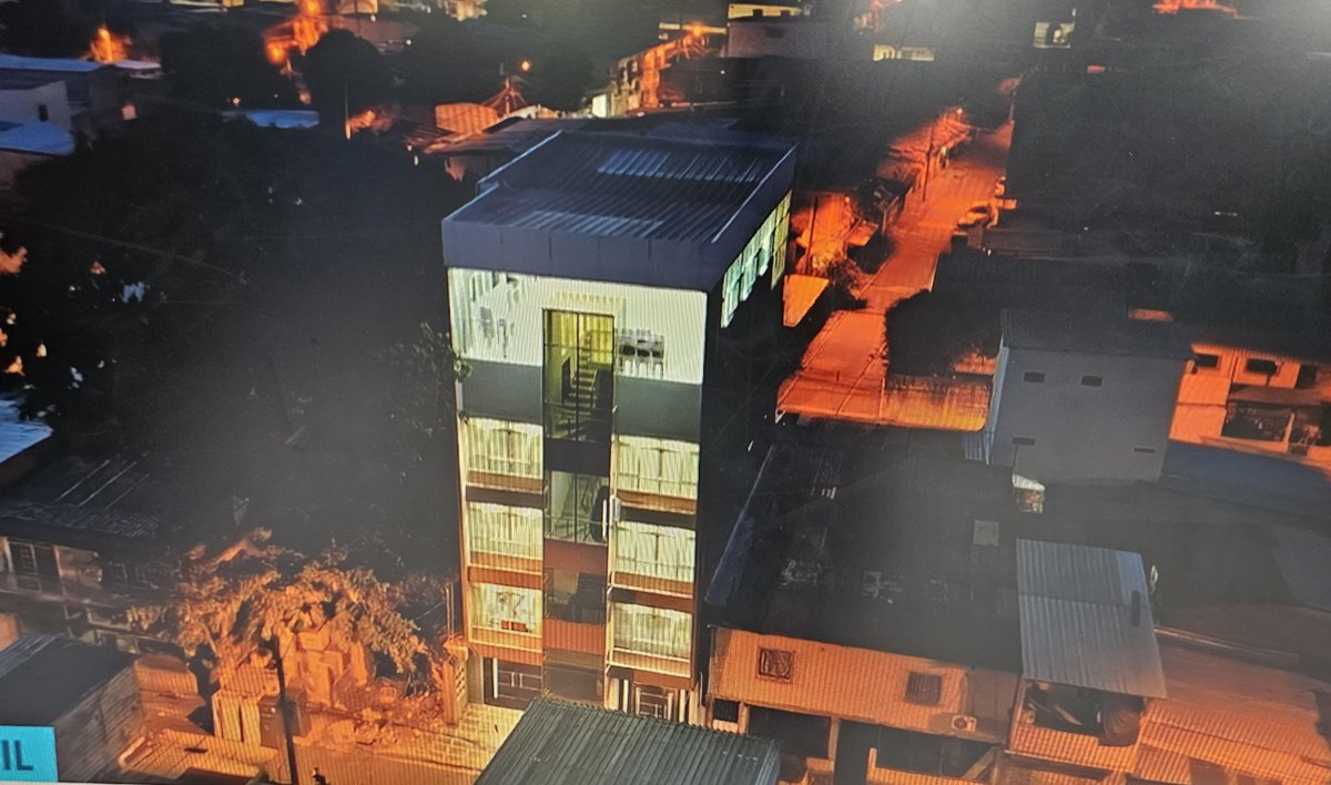 CarlosSacotoTA's tweet photo. @PoliciaEcuador allana edificio con acabados de lujo y piscina en la terraza ubicado en el Guasmo sur. El blanco, alias "La R", cabecilla de la organización Mafia 18. 

@24horasTA en Vivo. https://t.co/eoFnKzMl83