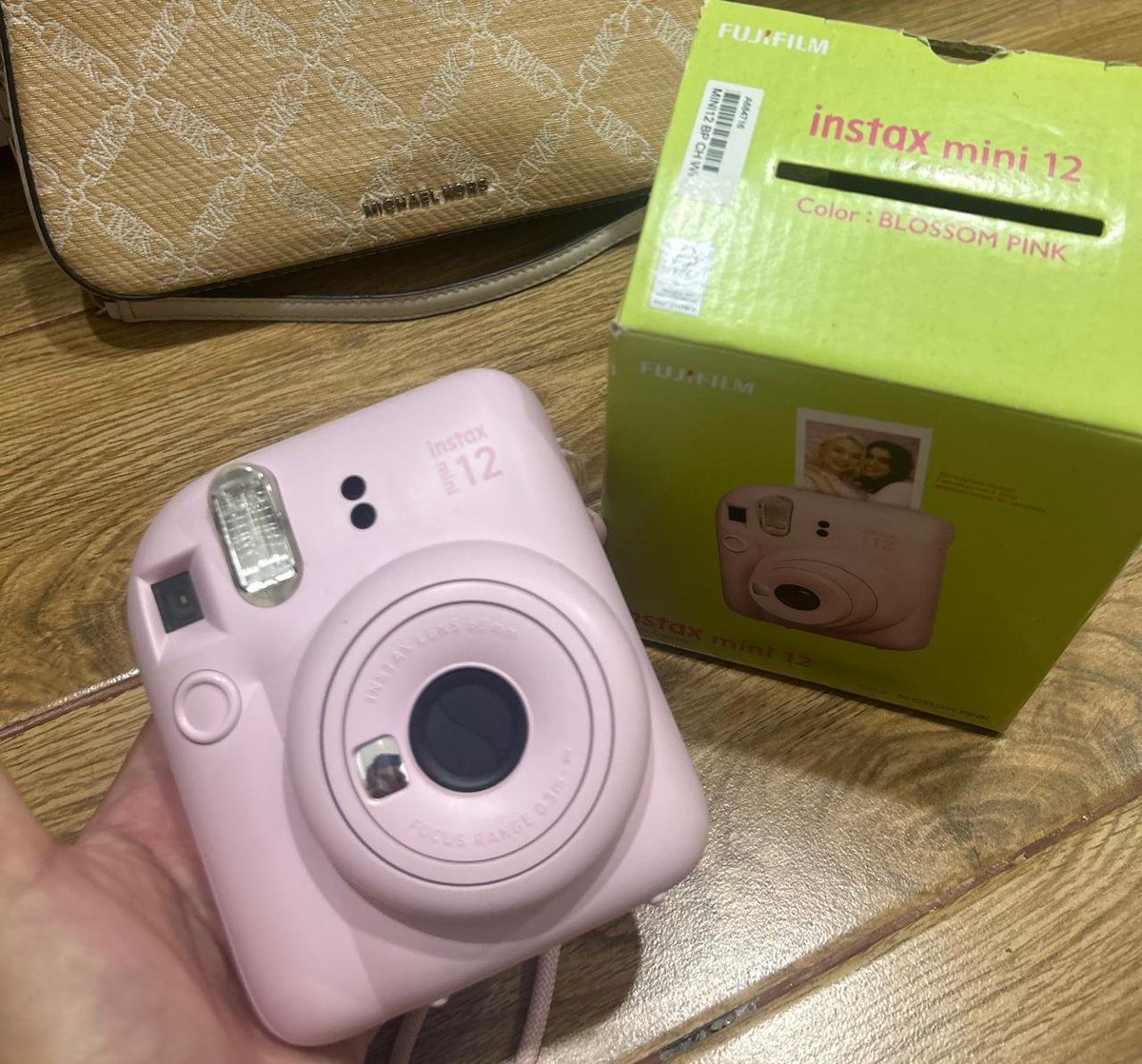 pleuthoraa's tweet photo. WTS #wts
instax mini 12
pemakaian minim
harga 1jt (nego bgt)
#zonauang  #zonajajan #bealanja 

📍surabaya https://t.co/gzCSeNTq00