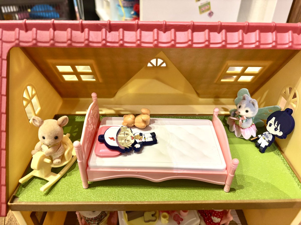 buuudooo0's tweet photo. ラバキーの使い方よく分からないので、とりあえずシルバニアの家に住まわせてみた https://t.co/p4cpPC1xql