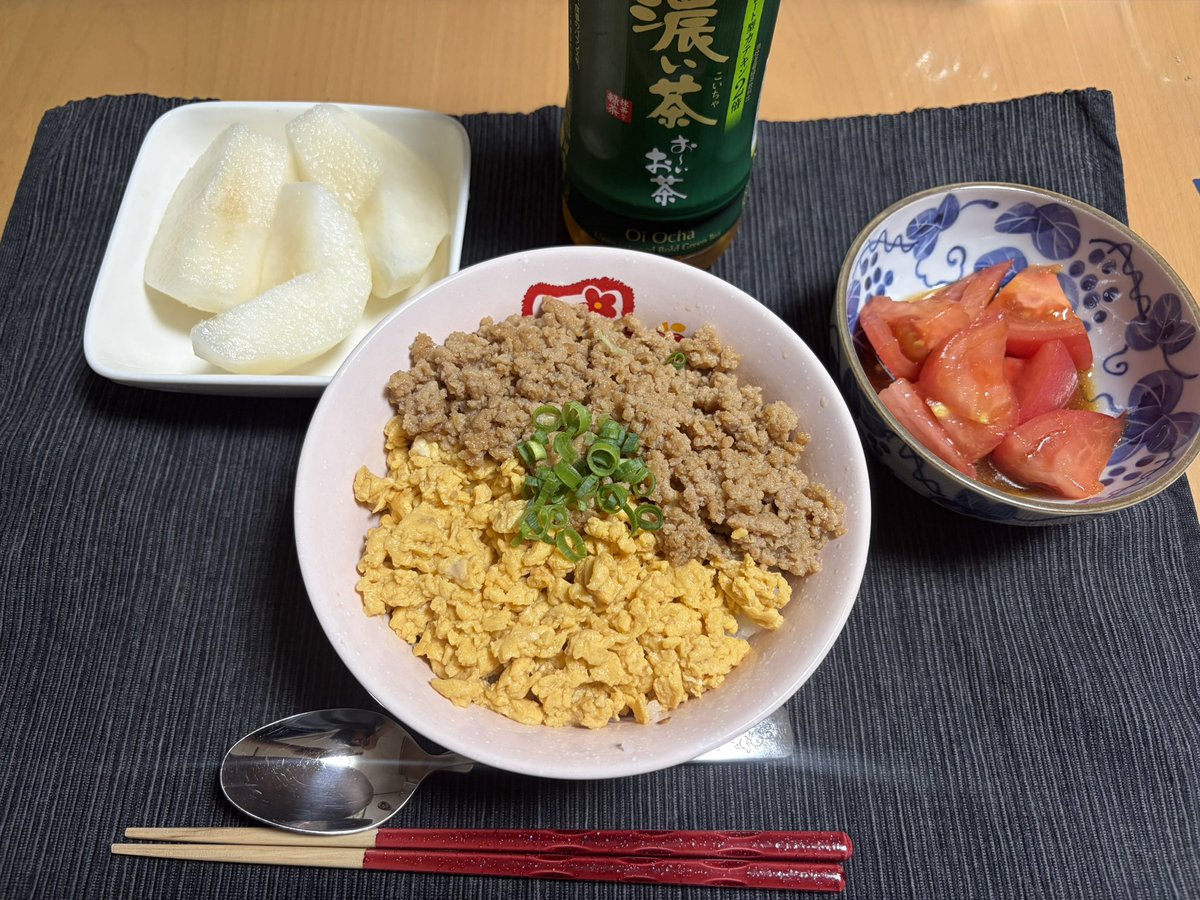 sharon20040316's tweet photo. 今日の晩ごはん

王道の鶏そぼろ丼
トマトの和風サラダ🍅
豊水梨

合計約615キロカロリー https://t.co/bAYB7pP2ja