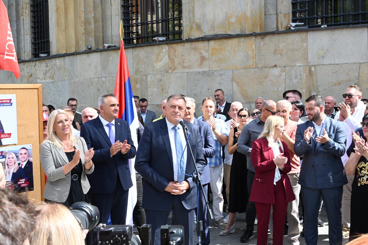 SNSDDodik's tweet photo. Кандидати СНСД за предсједника Српске и српског члана Предсједништва @minic_savo и @Cvijanovic_Z, заједно са предсједником @MiloradDodik, залијепили су први предизборни плакат у Бањалуци.

СНСД спремно улази у изборну кампању, са јасним циљевима и снажном организацијом.

Увјерени смо да ће грађани препознати резултате нашег рада и указати нам повјерење за још једну, никада убједљивију побједу!

Увијек уз НАРОД
Увијек уз СРПСКУ