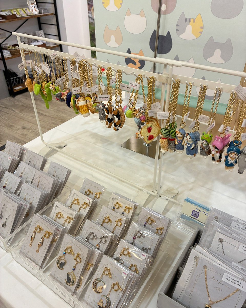 _monchatmignon_'s tweet photo. もんしゃみにおんに参加していただいているmaooさん(@mameneko_09 ) のブースには、ステッカーやキーホルダーなど普段使いしたくなるグッズの数々が販売されていました😊

イベントは9/13まで、東京のTODAYS GALLERY STUDIO.(@baconcoltd )で開催中🐈
お近くの方は足を運んでみてはいかがでしょうか🐾 https://t.co/GePJJNsYoL