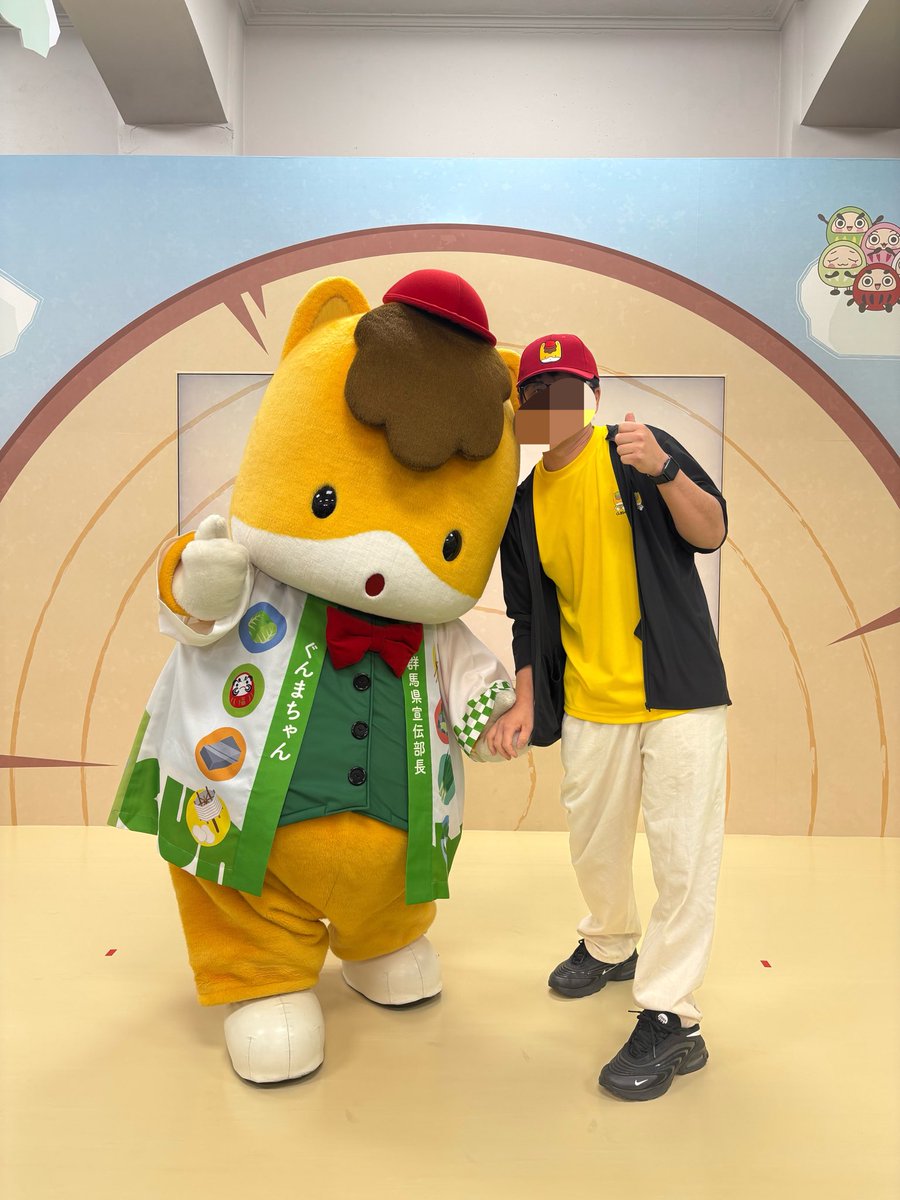 sho_cow's tweet photo. #ぐんまちゃんのひろば グリーティング午後の部!!
今日の衣装は群馬県宣伝部長の法被(^^)
カッコイイ(^^)bってぐんまちゃんに言ってたので、ぐんまちゃんの提案でグーポーズ︎︎︎👍🏻
ぐんまちゃん衣装ドヤってめっちゃ言ってた(^^)🐴

 #ぐんまちゃん
 #いつもありがとう https://t.co/uVTkHwi8kq