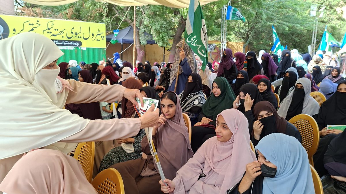rafiayahya30's tweet photo. #4thSep_HijabDay_2026
حکومت کی ظالمانہ پالیسیاں 
ناجائز لیوی بھتہ ٹیکس نے 
قوم کی بیٹیوں کو مجبور کردیا 
گورنر ہاؤس پہ بیٹھک لگانے پہ
JI Youth Rejects Levy
Women Empowerment 
JI Women Pakistan https://t.co/ROoxqqsyQU