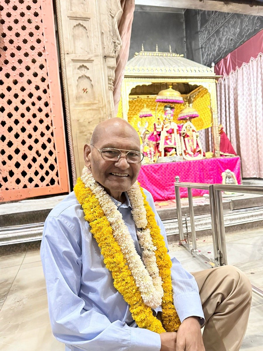 AnilAgarwal_Ved's tweet photo. अक्सर मुझसे पूछा जाता है कि मेरी favourite किताब कौन सी है?

जीवन जीने के बारे में जो समझा हूँ, जो सीखा है, उसका बहुत बड़ा कारण श्रीमद्भगवतगीता है।

जब निराशा घेरती है, तो कृष्ण सारथी बनकर कहते हैं:
“कर्मण्येवाधिकारस्ते मा फलेषु कदाचन।”
कर्म करो, फल की चिंता मत करो।

पूर्वांचल और Mathura-Vrindavan की कृष्ण कथाएँ हम सबने बचपन से ही सुनी हैं। शायद इसलिए कृष्ण हमारे लिए सिर्फ़ भगवान नहीं, बल्कि हर मोड़ पर राह दिखाने वाले, अपने से लगते हैं।

मेरा अपना अनुभव कहता है कि श्रीमद्भगवतगीता में हमारे बीते हुए कल, हमारे आज और आने वाले कल के सभी सवालों, सभी doubts का जवाब है।

मेरे गोविंद देव जी के चरणों में मेरा प्रणाम 🙏🏻

जन्माष्टमी की बहुत-बहुत बधाई।