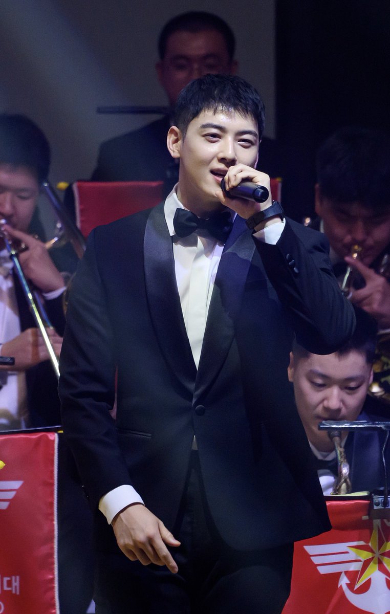 CEWProjects's tweet photo. 26.09.04

More from today’s “New Beginning” military band concert at the Ministry of National Defense. 🤍

Army Sergeant Cha Eunwoo (Lee Dongmin) hosted the hour-long concert, held to commemorate the relocation of the Ministry’s headquarters, and also took the stage to perform alongside his fellow military band members. 🎤✨

It makes us so proud to see our Sergeant Lee Dongmin entrusted with such a role at an official event like this — and even happier to see him looking happy and healthy. 🥹🤍

🔗https://t.co/WAktpfXCY4

#CHAEUNWOO #차은우 
@CHAEUNWOO_offcl