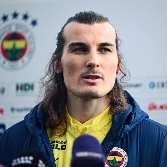 AliVehbi15150's tweet photo. Çağlar kardeşimiz gerçek bir Fenerbahçelidir. Lütfen arkasından kötü konuşmayın. Deniz Türüç gibi karakter yoksunu biri değildir. Yolu açık olsun. https://t.co/5uLsGkkFfw