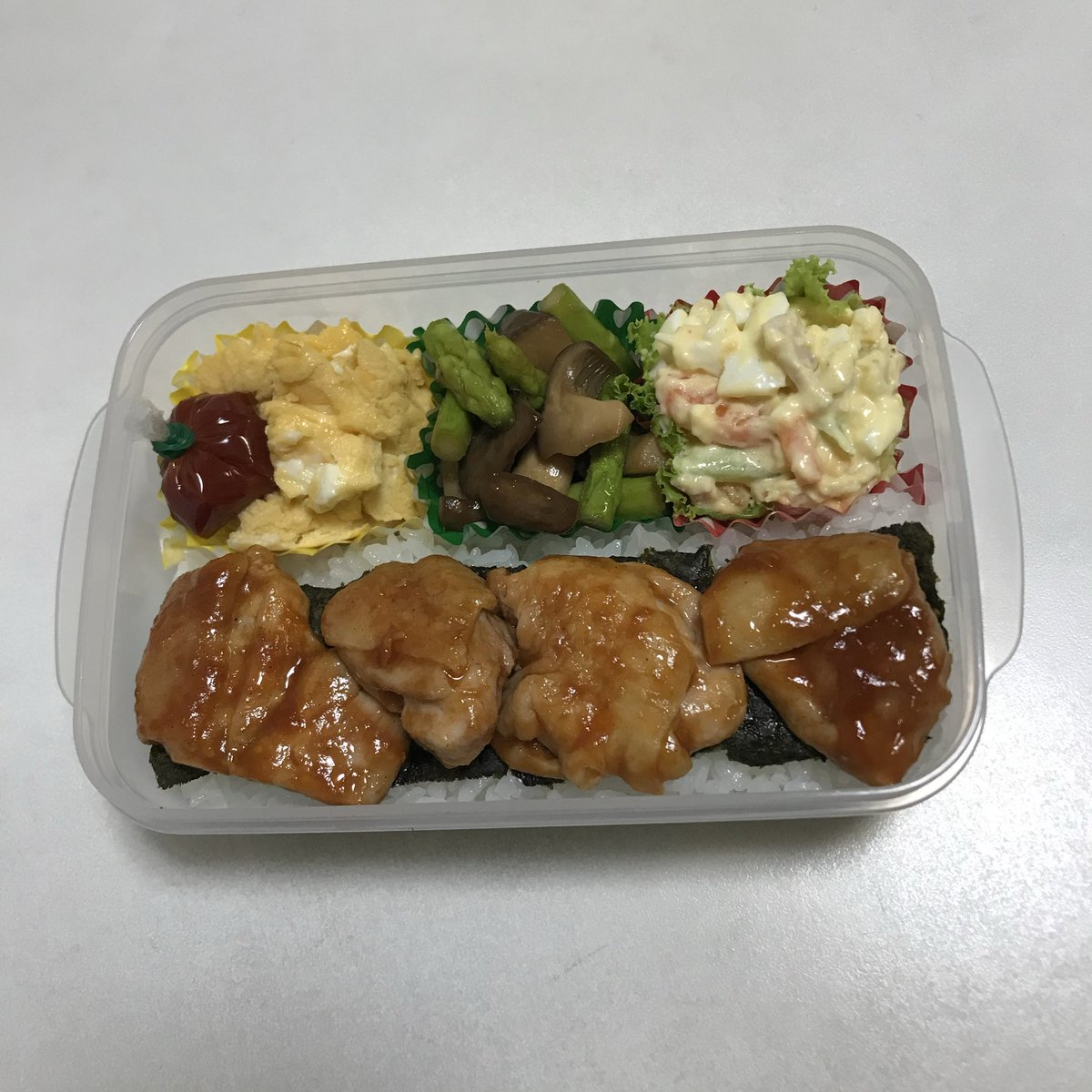 ataru_a_y's tweet photo. お弁当作り22週目。
毎朝4時半起きがしんどくて大変すぎる。
なので起床時間を30分遅くして5時に変更した。
その分、前の日におかずの作り置きをしておくことに。
そしたら毎日作り置きするのがしんどくて大変すぎるやないかコレ…
というベントーパラドックスに頭抱える今日この頃( ´Д`)y━･~~ https://t.co/hAKGRkANeb