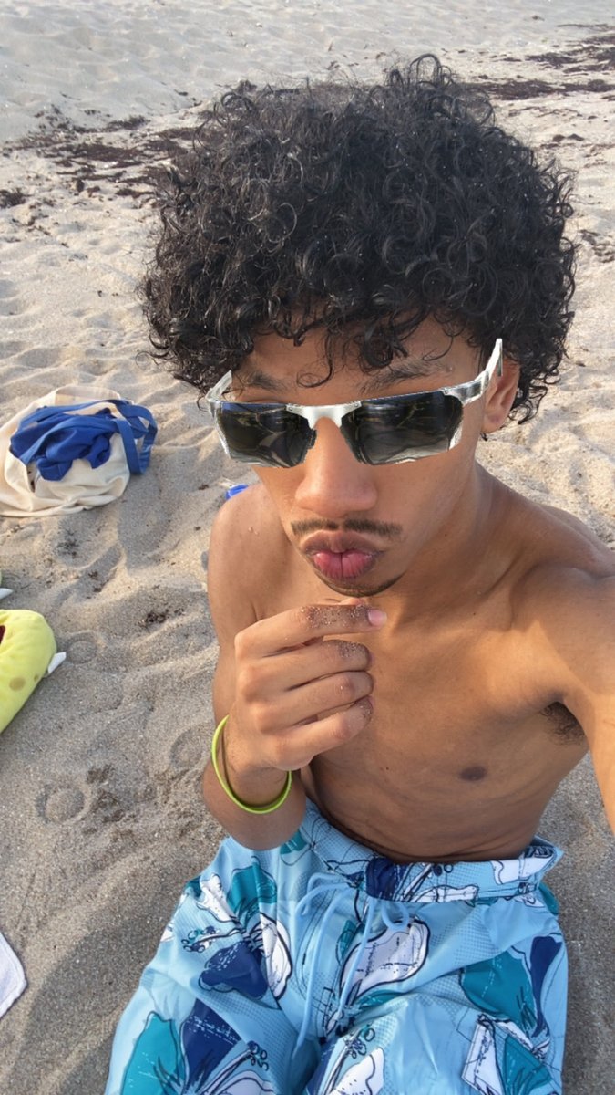 beezygotmilk's tweet photo. Beach day 🏖️. #gay #teen #mlm #fl #latino #nineteen https://t.co/BYzbBErzix