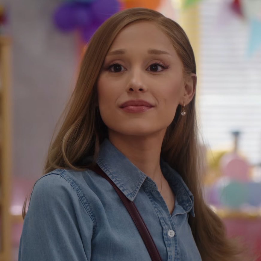 Gorgeous0017's tweet photo. New looks at Ariana Grande in Focker-In-Law.

After all the Wicked attention, seeing her in a straight comedy is pretty interesting. She's playing a former FBI hostage negotiator dropped into the Focker family chaos.

I'm curious to see how she handles the kind of comedy. https://t.co/Ci0dPthSyv