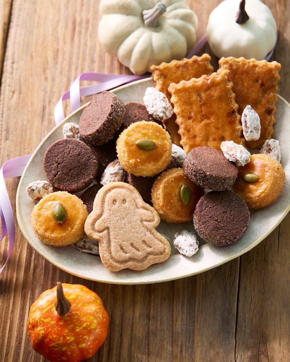 bretonne_bis's tweet photo. 【新作✨ハロウィン限定クッキー缶👻】
プティハロウィン〈缶〉
-
ブルトンヌの人気のクッキー缶シリーズに、新しくハロウィン限定の可愛いオレンジのプティクッキー缶が登場しました♪

ほのかにスパイスが香る可愛い「おばけ」のクッキーや、かぼちゃのやさしい甘味が広がる「かぼちゃのサブレ」、ほろ苦い美味しさの「サブレ・ショコラ」など、味わい深い5種の美味しさを詰め合わせました🎃✨

店頭 および 公式オンラインショップにて、各店数量でのご用意ですのでぜひこの機会にご賞味ください☺️

- - - - - - - - - -
◎ 商品詳細
- - - - - - - - - -
【 商品名 】プティハロウィン〈缶〉
【 価 格 】税込￥2,376（本体価格￥2,200）
【 内 容 】5種類 計26個入（16個+10粒）

◯おばけ　（1個）
シナモンやオールスパイスがふんわり香る、可愛いおばけのクッキー。ハロウィンを楽しく演出します。

◯かぼちゃのサブレ　（4個）
かぼちゃのやさしい甘味が広がるサブレ。パンプキンシードが食感のアクセント。

◯サブレ・ショコラ　（8個）
ショコラのほろ苦さにザラメ糖の甘味がアクセントのさくさくっと繊細な食感のサブレ。

◯ビスキュイ キャラメル　（3個）
イズニーバターを使用したほのかな塩味がアクセントのキャラメルを合わせた、サクッとした心地よい食感のビスキュイ。

◯プラリーヌ・オ・アマンド サレ　（10粒）
カリッとした食感が楽しい、糖衣がけしたアーモンドのお菓子。ゲランドの塩の塩味がアクセント。
-

公式オンラインショップでのご購入はこちらより👻♪
https://t.co/AZtQio6rAM

#ビスキュイテリエブルトンヌ
#ブルトンヌ