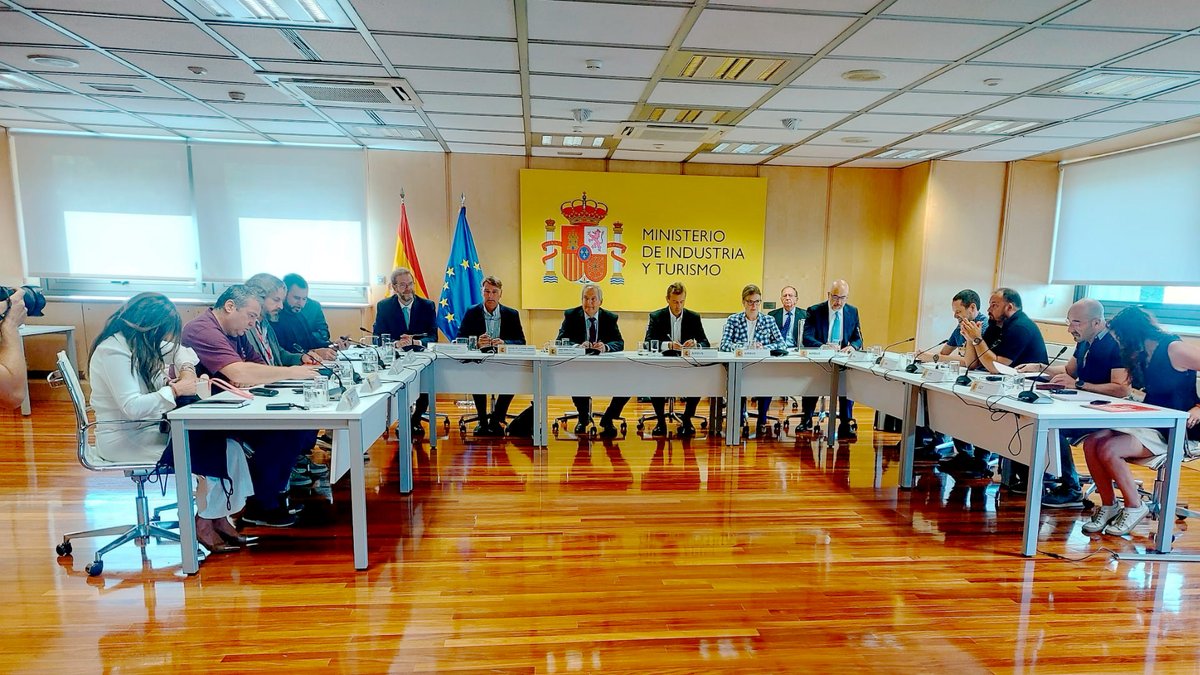 Industria_CCOO's tweet photo. ✈️ AIRBUS: ES EL MOMENTO DE ENCONTRAR UNA SOLUCIÓN

Hoy, el @minturgob  reúne a @Airbus  y a la representación sindical para intentar desbloquear la negociación.

Nuestro Secretario General Fran San José junto a Alfonso Mora Secretario General de @ccooInterempAir participan en la reunión para defender mejoras salariales y laborales, empleo, cargas de trabajo, inversiones y futuro industrial.

Negociar para avanzar.