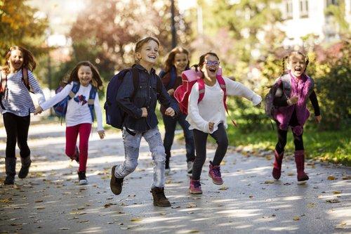 5Jacoba's tweet photo. Budgeting for back-to-school shopping can be a daunting task, as parents balance school supply lists with all the other costs of raising children. https://t.co/qpVrZklT98 https://t.co/QJtqTnD3zr