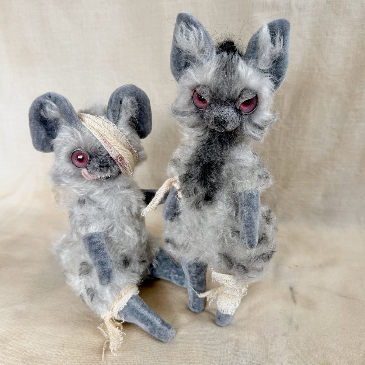 cookietoday's tweet photo. lil oddies ブローチ　各¥8,000
コウモリ　各¥28,000
ハイエナ(包帯)　各¥38,000
パペットにゃんこ　各¥48,000 https://t.co/UyXG2HOyVp