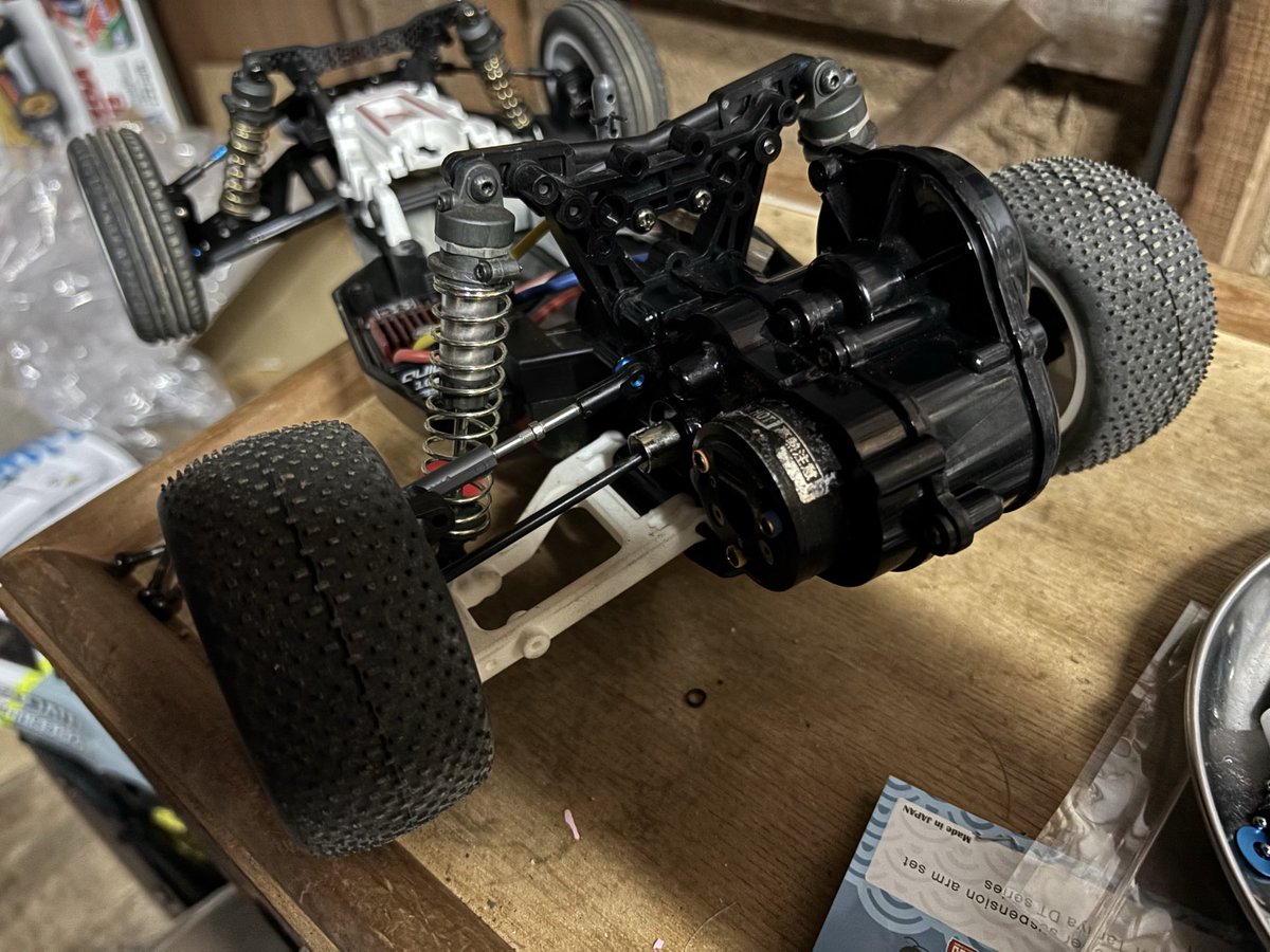 EJ5GigDLWuWbeNg's tweet photo. 引き続きDT系を
整備していきます。
今日は
DT04に
PBRさんの
ハードリアサスアーム
入れました。
こちらは
このままブラシレスに
していきます。
次は
作りかけボディを進めるか
R91CPに取り掛かるか
思案中です。
因みに今週は
日曜に大阪行きで
ラジレスです...
#pinebeachraceway https://t.co/HTHaocrDIb