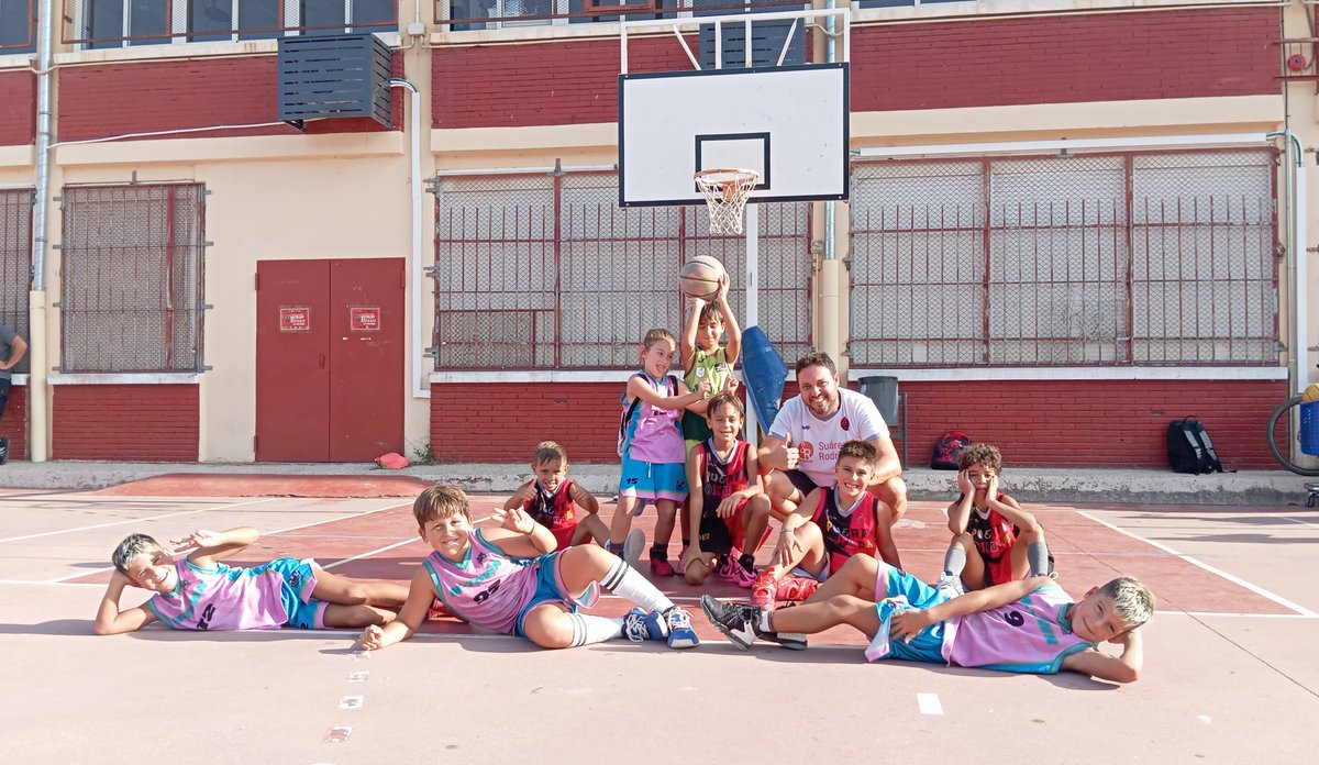 Diegovic17's tweet photo. Terminamos la primera semana de entrenamiento de nuestro #Premini de @CDJPuertaOscura combatiendo el calor con muchas risas, diversión, reencuentros y, por supuesto, BA-LON-CES-TO.
Este grupo enamora desde el primer día 😍
#CDPO15.0
#SiempreJuntos
#PreminiPower https://t.co/6TS5u9Dmbp