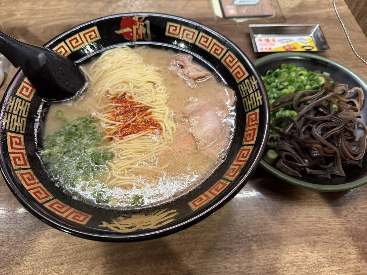 prm123prm's tweet photo. やり切ったご褒美をすごく大切にしている僕です！

みなさんも季節の変わり目ですが、
毎日自分に今日もやり切ったねとご褒美をあげてください🙌🏻

最近は一番美味しいと思える豚骨ラーメンがご褒美でした😊 https://t.co/5PJzG4GIdk