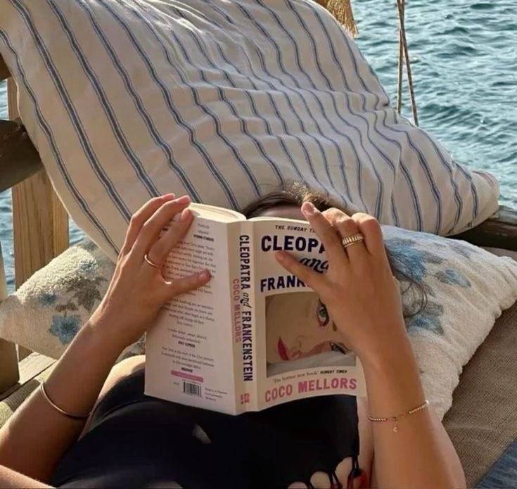 pradavante's tweet photo. holidays are made for reading https://t.co/IN5VWf8dXI