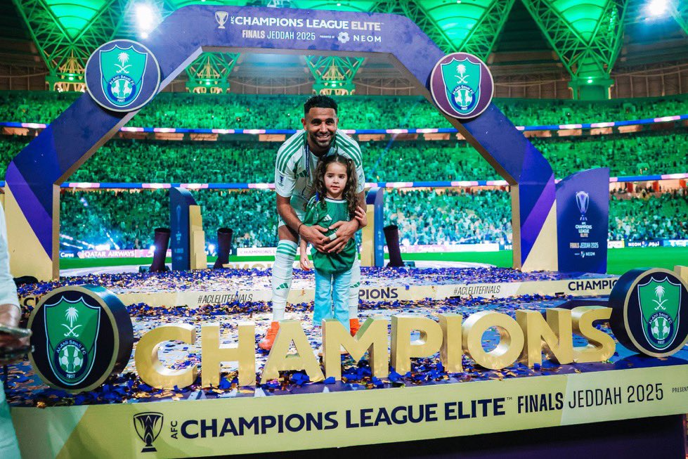 I_AlYami_'s tweet photo. رياض محرز ليس مجرد لاعب بل قائد في الملعب وغرفة الملابس ولديه شغف بتحقيق الانجازات ، وقبل النخبه قال سنحققها وصدق وبعدها قال سنحقق الدوري ولكن ترصدوا للاهلي بالتحكيم والـ VAR  فوعد بالنخبة الثانية وانتزعها  فلم يكن امامهم الا الغدر به بخسه ونذاله !

@Mahrez22 

#BackMehrezWeTrust https://t.co/VW6Qp2gVIM