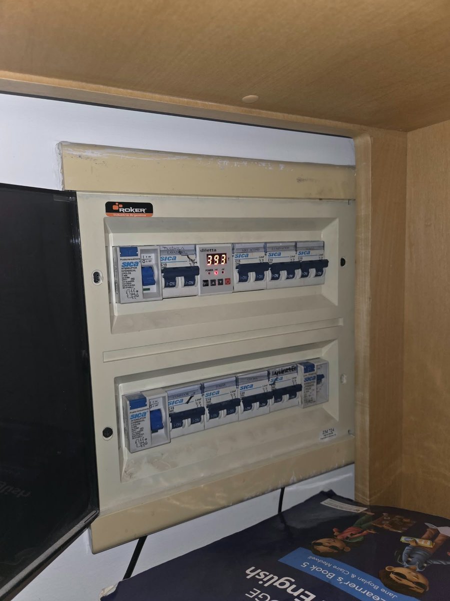mesch's tweet photo. Ayer a las 22hs se cortó la luz en casa.
Bajo a mirar al tablero eléctrico y encuentro que el protector de sobretensión marca 400V. Mi casa es monofásica, no debería tener más de 220/240V antes de saltar como una anomalía. Tenía todos los diferenciales bajos.
Hice inmediatamente el reclamo a @edenor por el Whatsapp y me fui a dormir.

Tip: Puse a cargar el celular con la computadora apagada (sepan que se puede y te salva)

A las 2:30hs me llaman de Edenor. Estaban en la puerta de casa. Chequearon que fuera una falla de ellos: la morseta que conectaba la red con mi neutro fallaba por eso me bajaban 380V en vez de 220V. Esa cuadrilla no tenía escaleras para repararlo (En Saavedra aún tenemos tendido aéreo, una de las últimas zonas de CABA en donde EDENOR aún no soterró)
Hoy a la mañana me despierto con un correo de Edenor avisando que habían restituido el servicio ⚡️🥳

Conclusiones:
1) Hay que tener protectores de sobretensión. de no haberlo tenido se me hubieran quemado los aires, las heladeras, la Thermomix, un desastre!
2) Si les llega a pasar esto, nunca hay que intentar puentear el protector, y menos los diferenciales
3) Hay que hacer mantenimiento periódico a las protecciones eléctricas (cada 1 a 3 años por lo menos)
4) Aplauso y ovación a EDENOR por la celeridad con la que resolvió el reclamo.