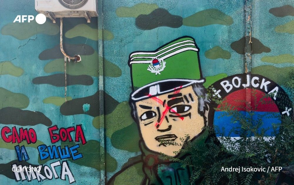 afpfr's tweet photo. 🇪🇺🇷🇸 La commissaire européenne Marta Kos a annulé vendredi une visite en Serbie en raison de la "glorification" du criminel de guerre Ratko Mladic, dont la dépouille a été accueillie avec les honneurs militaires à Belgrade. https://t.co/jC0Z6Wqq6T