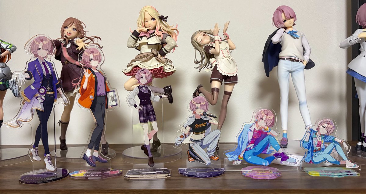 s1_er3's tweet photo. 徐々に座っていく麻央のアクスタ面白い。 https://t.co/NdRcFxT84n