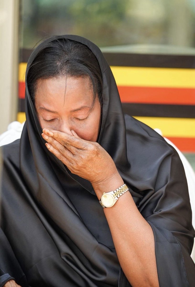 drstellanyanzi's tweet photo. UGANDA’S WOMEN ARE WEEPING!
Grandmothers, mothers and daughters,
Aunts, sisters, nieces, granddaughters,
Wives, mothers-in-law, sisters-in-law,
All generations of Uganda’s women weep!
We are in great pain for our Omukama Oyo,
Our handsome Rukirabasaija,
The most excellent man among all men.
If men are too strong to weep in mourning,
We shall freely cry to express our grief.
We shall not bathe our bodies for 9 days.
We shall not brush our teeth for 9 days.
We shall not trim our nails for 9 days.
We shall not sleep on soft beds for 9 days.
We shall not sing or dance as we mourn.
We shall not laugh or smile as we mourn.
We grieve our King who died too young.
We cry for our King coronated too young.
If our men weep not in mourning,
Uganda’s women are freely weeping.
Amatta gaatikire. Enkuba etutiire.