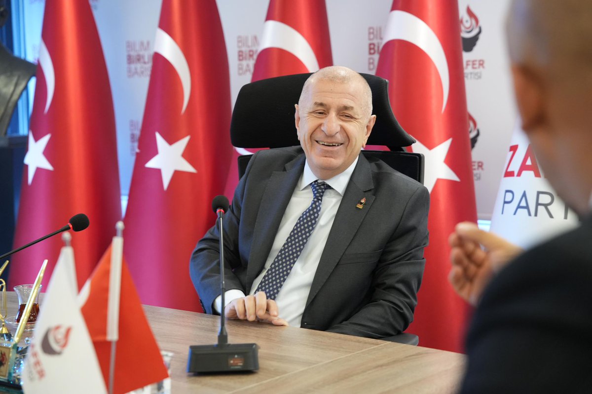 zaferpartisi's tweet photo. Eğitim Öğretim ve Bilim Çalışanları Sendikası Genel Başkanı Sayın Tuğrul Özdemir ve beraberindeki heyet; Gençlik Kolları Genel Başkan Yardımcımız Doğukan Özbay’ın koordinatörlüğünde ve Gençlik Kolları Genel Merkez Divanımızın katılımıyla düzenlenen program kapsamında Genel Başkanımız Prof. Dr. Ümit Özdağ’ı ziyaret etti.

Görüşmede, Çerçeve Yasa ve “Terörsüz Türkiye” sürecinin okul müfredatlarına entegre edilmesine yönelik değerlendirmelerin yanı sıra öğretmenlerimizin yaşadığı sorunlar ele alındı.

Nazik ziyaretleri için Eğitim Öğretim ve Bilim Çalışanları Sendikası Genel Başkanı Sayın Tuğrul Özdemir ve beraberindeki heyete teşekkür ederiz.