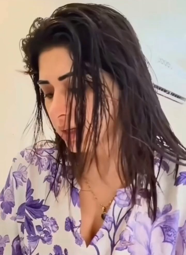 s0nhri_sn0w's tweet photo. یہ ایک نئی انفارمیشن عروسہ اقرار سے پتا چلی کے "میں ابھی شاور لے کر اٹھی ہوں"😭🤪
کیا زندگی کی ہر بات عوام کے سامنے لانا ضروری ہے؟
ابھی نیند سے اٹھی شاور لیا بال ابھی گیلے ہیں اور فوراً وی لاگ بنانے بیٹھ گئیں سوال یہ ہے کہ آخر اپنی زندگی کی ہر چھوٹی سے چھوٹی اور انتہائی نجی تفصیل عوام کے سامنے شیئر کرنے کی ضرورت کیوں پیش آتی ہے؟
کیا واقعی توجہ اور پبلسٹی حاصل کرنا پرائیویسی سے زیادہ اہم ہو گیا ہے؟
ہر انسان کی زندگی میں کچھ معاملات ایسے ہوتے ہیں جنہیں نجی ہی رہنا چاہیے سوشل میڈیا پر موجود ہونے کا مطلب یہ نہیں کہ زندگی کا ہر لمحہ کیمرے کے سامنے گزارا جائے